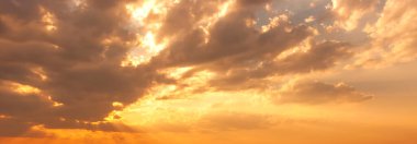 Banner Golden gökyüzü gün doğumu dramatik manzara manzarası. Şafak vakti altın rengi alacakaranlık zamanı güneş ışığıyla bulutlu manzara. Panorama dramatik gün batımı manzarası. Kopya alanı ile güzel manzara