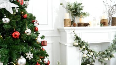 Bulanık Arka plan Noel ağacı dekore edilmiş kış Xmas kutlaması. Hediye süslemesi, hoş oturma odasındaki Noel ağacının üzerindeki gümüş süsleme kırmızı topunun altında. Bulanık arkaplan