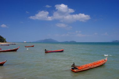 Mavi deniz beyazı turkuvaz okyanus dalgası kıyısı tropik cennet manzarası. Deniz manzaralı güzel sahil şeridi varış noktaları. Tropik güzel mavi okyanus gölü yaz zamanı seyahat eder..