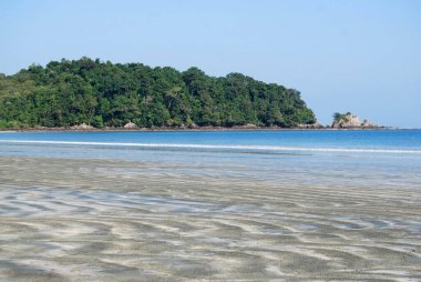Mavi deniz beyazı turkuvaz okyanus dalgası kıyısı tropik cennet manzarası. Deniz manzaralı güzel sahil şeridi varış noktaları. Tropik güzel mavi okyanus gölü yaz zamanı seyahat eder..