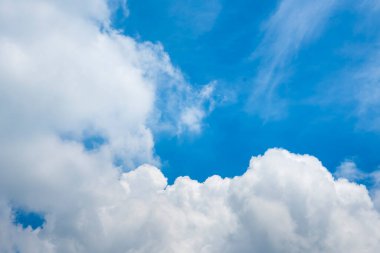 Mavi gökyüzü, yaz mevsiminde kabarık beyaz bulutlar güzel bulutlu açık gökyüzü. Panorama mavi gökyüzü bulutları gün ışığında fotokopi uzayıyla desenli. Kümülüs bulutlu hava güneşli bir gün.