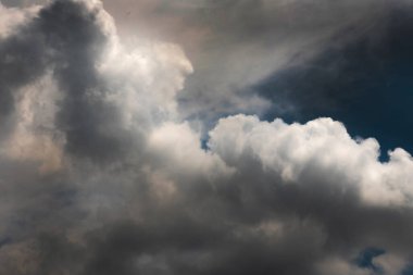 Dramatik kara fırtına yağmuru kara gökyüzünü bulutlandırıyor. Kara fırtına bulutlu yağmurlu atmosfer. Meteoroloji tehlikesi fırtına iklimi felakete çevirir. Kara bulutlu fırtına felaketi kasvetli gri bulut gökyüzü