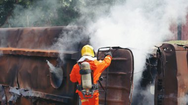 İtfaiyeciler dumanla savaşırken yangın hortumu kimyasal köpük püskürtme motoru kullanır. İtfaiyeci kurtarma eğitimi yangın söndürücüde. İtfaiyeciler korunmak için sıkı şapka, güvenlik üniforması giyerler.
