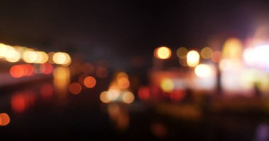 Renkli Bokeh soyut bulanık arka plan müzik festivali sahne performansı partisi. Canlı arka plan kıvılcımları animasyon hareketini ateşliyor. Göz kırpan gece hayatı ile sahne arkası görüntüsü yanıp sönen ışık