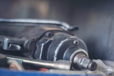 Ağır vida paslı anahtarlar kirli tornavida nesneleri. Sanayi donanım seti. Mekanik aletler, araba tamirhanesi ve fotokopi alanı. Bulanık arkaplan mekanik servisi