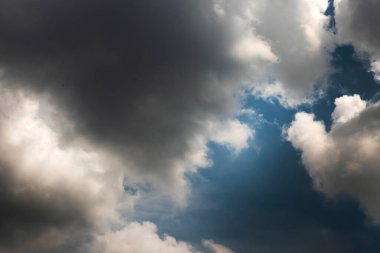 Dramatik kara fırtına yağmuru kara gökyüzünü bulutlandırıyor. Kara fırtına bulutlu yağmurlu atmosfer. Meteoroloji tehlikesi fırtına iklimi felakete çevirir. Kara bulutlu fırtına felaketi kasvetli gri bulut gökyüzü