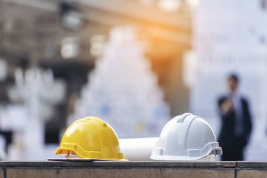 İnşaat alanındaki mühendislerin baş koruma standartları için inşaat başlığı güvenlik aletleri donanımı. Fotokopi alanı olan bir sürü başlık var. Mühendislik İnşaat Konsepti