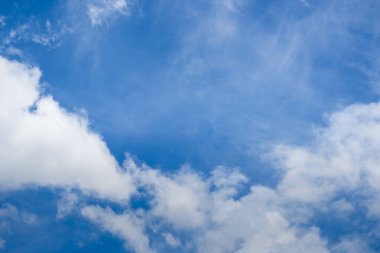 Mavi gökyüzü, yaz mevsiminde kabarık beyaz bulutlar güzel bulutlu açık gökyüzü. Panorama mavi gökyüzü bulutları gün ışığında fotokopi uzayıyla desenli. Kümülüs bulutlu hava güneşli bir gün.