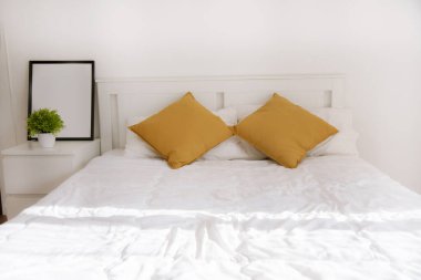 Arka plandaki bulanık yatak odası. İç dekorasyon odasında. Temiz, yumuşak yatak stili dekorasyon. Fotokopi odası olan yatakhane. Modern apartman beyaz ışık moda. Bulanık arkaplan içeride odaklanmış.