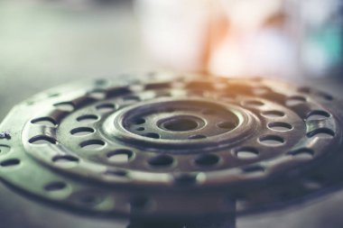 Mekanik aletler, araba tamirhanesi ve fotokopi alanı. Bulanık arkaplan mekanik servisi. Ağır vida paslı anahtarlar kirli tornavida nesneleri. Endüstriyel donanım