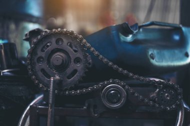 Mekanik aletler, araba tamirhanesi ve fotokopi alanı. Bulanık arkaplan mekanik servisi. Ağır vida paslı anahtarlar kirli tornavida nesneleri. Endüstriyel donanım