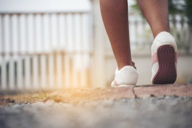Genç bayanın diz çöktüğü spor ayakkabıları ayakkabı bağcıklarını bağla. Spor egzersiz koşucusu olarak koşu ayakkabılarını hazırla. El sıkışın, spor salonunda koşan ayakkabı bağcıklarını bağlayın sağlıklı bir yaşam tarzınız olsun..