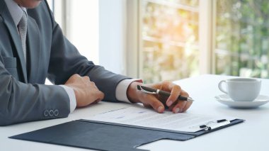 İş adamı, konferans odasında yeni sözleşme imzalamak için kalem kullanıyor. İşletme müdürü toplantı odasında kontrat imzaladı. İş anlaşması kavramı