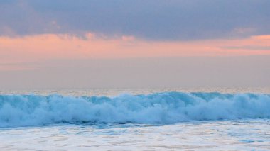 Yazın güneşli bir günde tropik deniz plajı. Plajdaki altın kumsal deniz manzarası. Deniz kenarında tatil yapmak için. Okyanus adası güzel dramatik manzara. Güneşli deniz manzarası.