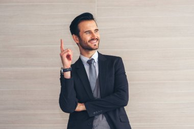 Portre mutluluğu Kafkasyalı işadamı gülümseyen, kendine güvenen lider yönetici toplantı masasında. Beyaz tenli yakışıklı adam başarısı, düşünmekten vazgeçiyor. Takım elbiseli adamlar yakışıklı CEO.