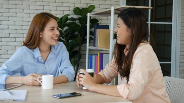 Sonsuza kadar en iyi iki arkadaş sohbet eder, sarılır ve birlikte güler rahat bir evde kanepede otururlar. Mutlu bir dostluk gülümsemesi. Oturma odasında olumlu duygular konuşuyorlar. Neşeli yaşam tarzları.