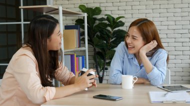 Sonsuza kadar en iyi iki arkadaş sohbet eder, sarılır ve birlikte güler rahat bir evde kanepede otururlar. Mutlu bir dostluk gülümsemesi. Oturma odasında olumlu duygular konuşuyorlar. Neşeli yaşam tarzları.