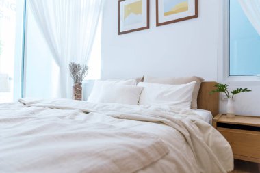 Arka plandaki bulanık yatak odası. İç dekorasyon odasında. Temiz, yumuşak yatak stili dekorasyon. Fotokopi odası olan yatakhane. Modern apartman beyaz ışık moda. Bulanık arkaplan içeride odaklanmış.