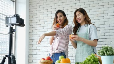 Asyalı etkili vlogger canlı olarak domates derisi bakımını sağlıklı beslenme tarzı olarak değerlendirin. İki Genç Bayan Arkadaş blogcusu Mutlu Yaşam Stili C vitamini sebze meyvesi blogu. Vlog İki kadın sosyal medyadan konuşuyor