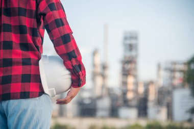 İnşaat işçisi kadın inşaat sektöründe güvenlik önlüğü takıyor. Sıkı kasklı inşaat mühendisi kadın mühendis. Kadın inşaat mühendisi konsepti