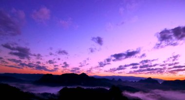 Mor mor gökyüzü sabah manzarasında canlı mavi gökyüzü yaz mevsiminde gün doğumunda. Doğal güzel manzara. Güzel mor gökyüzü romantik dramatik manzara bulutlu açık hava cenneti gün batımında