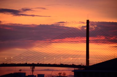 Dramatik günbatımı aralığı güzel manzara alacakaranlık altın saat parlak gökyüzü. Güzel manzara manzara manzarası şafak vakti dramatik gökyüzü zamanı. Gündoğumu manzarası Altın gökyüzü güneş ışığı