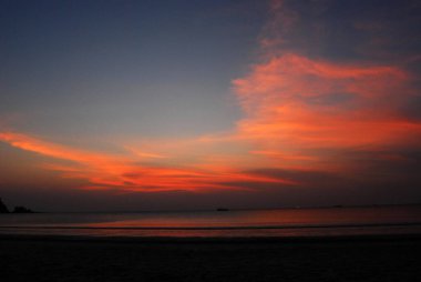Yazın güneşli bir günde tropik deniz plajı. Plajdaki altın kumsal deniz manzarası. Deniz kenarında tatil yapmak için. Okyanus adası güzel dramatik manzara. Güneşli deniz manzarası.