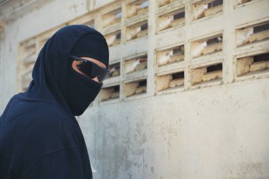 Terörist savaş suçluları siyah elbiseli bir hırsızı kafasından vurur. Elinde silahlı bir mafya saldırısı olan kimliği belirsiz kötü bir asker ordusu. Yasadışı haydut katilini kaçırmak. Suçlu terörist savaş konsepti