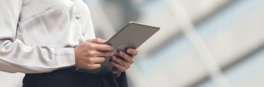 Asyalı kadın dijital tablet alışverişini online yapıyor, arıyor, mesaj yolluyor internet teknolojisi yaşam tarzı gülümsüyor. Sancak kadını akıllı tablet ellerine fotokopi alanı olan mobil uygulama evlerini kullanarak dokun