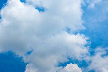 Mavi gökyüzü, yaz mevsiminde kabarık beyaz bulutlar güzel bulutlu açık gökyüzü. Panorama mavi gökyüzü bulutları gün ışığında fotokopi uzayıyla desenli. Kümülüs bulutlu hava güneşli bir gün.