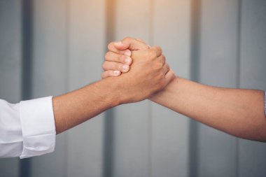 Banner, Partner Business Trust Takım Çalışması Ortaklığı 'nın şablonu. Sanayi müteahhidi yumruk tokuşturma görevi. Görev ekibi, İnsan Yumruğu 'nun El sıkışması grubuyla buluşuyor. İş Konsepti