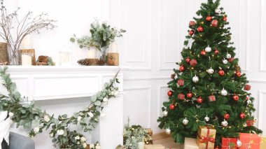 Noel ağacı süslemeli Noel Noel Xmas kutlaması hediyesi aile dekorasyonu takı süsü için rahat oturma odasında altın balo. Mutlu Noeller ve mutlu yeni yıl festivali geleneksel konsepti