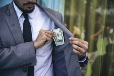 Cüzdanında bir dolarlık banknot var. Finansal ödeme yap. Erkek elleri cüzdanda 100 dolarlık nakit para gösteriyor. İş adamı tasarrufu para banknotu rüşvet yolsuzluk kavramı.