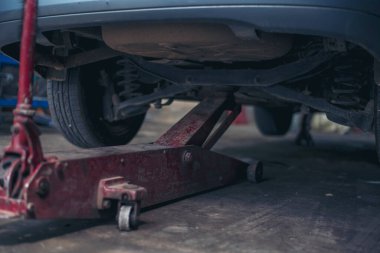 Mekanik aletler, araba tamirhanesi ve fotokopi alanı. Bulanık arkaplan mekanik servisi. Ağır vida paslı anahtarlar kirli tornavida nesneleri. Endüstriyel donanım