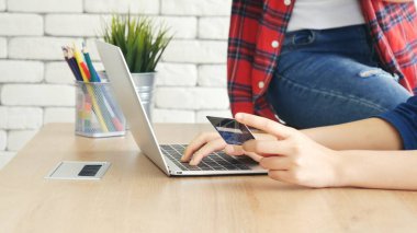 İki arkadaş internetten alışveriş yapıyor. İnternet sitesinde bilgisayardan alışveriş yapıyor. Gülümseyen yüzlü, mutlu. İnternetten bilgisayar alışverişi yapan mutlu Asyalı kadınlar, yeni konsept ödeme