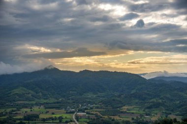 Manzarası dramatik güzel gün batımı gökyüzü. Doğal Günbatımı Karanlık Diyar 'ın gölgesinde. Kırsal kesimde gün batımında, şafakta, gün doğumunda canlı, dramatik bir gökyüzü. Gün batımında manzara Renkli Gökyüzü