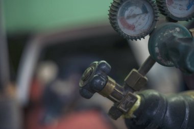 Mekanik aletler, araba tamirhanesi ve fotokopi alanı. Bulanık arkaplan mekanik servisi. Ağır vida paslı anahtarlar kirli tornavida nesneleri. Endüstriyel donanım