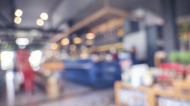 Marketin arka planı bulanık. Bulanık arka plan alışveriş merkezinin ışık saçan mağazası. Görüntü Kongresi salonu merkezi seyircisi ürünleri raf ürünlerini sunar