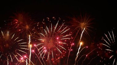 Red Firework, yeni yıl dönümünü kutluyor. 4 Temmuz bayram festivali 2024. Gece vakti kırmızı havai fişekler ulusal bayramı kutluyor. Yeni yıla geri sayım 2025 festival parti zamanı etkinliği