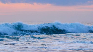 Yazın tropik deniz plajı güneşli bir günde mor gökyüzü. Plajdaki altın kumsal deniz manzarası. Deniz kenarında tatil yapmak için. Okyanus adası güzel dramatik Magenta manzarası