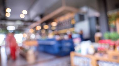 Marketin arka planı bulanık. Bulanık arka plan alışveriş merkezinin ışık saçan mağazası. Görüntü Kongresi salonu merkezi seyircisi ürünleri raf ürünlerini sunar