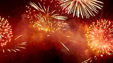 Red Firework, yeni yıl dönümünü kutluyor. 4 Temmuz bayram festivali 2024. Gece vakti kırmızı havai fişekler ulusal bayramı kutluyor. Yeni yıla geri sayım 2025 festival parti zamanı etkinliği