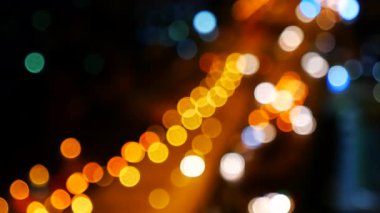 Arka planda bulanık gece Bokeh şehri gece hayatı yolunda araba sürüşü. Karanlık gecede trafik sıkışıklığı. Bulanık cadde trafik hareketini alevlendiriyor. Şehir manzarası. Karanlık arka plan. Alacakaranlık zamanı.