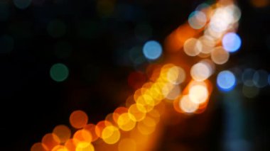 Arka planda bulanık gece Bokeh şehri gece hayatı yolunda araba sürüşü. Karanlık gecede trafik sıkışıklığı. Bulanık cadde trafik hareketini alevlendiriyor. Şehir manzarası. Karanlık arka plan. Alacakaranlık zamanı.