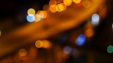 Arka planda bulanık gece Bokeh şehri gece hayatı yolunda araba sürüşü. Karanlık gecede trafik sıkışıklığı. Bulanık cadde trafik hareketini alevlendiriyor. Şehir manzarası. Karanlık arka plan. Alacakaranlık zamanı.