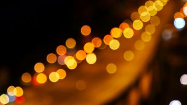 Arka planda bulanık gece Bokeh şehri gece hayatı yolunda araba sürüşü. Karanlık gecede trafik sıkışıklığı. Bulanık cadde trafik hareketini alevlendiriyor. Şehir manzarası. Karanlık arka plan. Alacakaranlık zamanı.