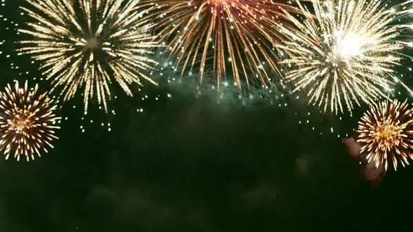Yeşil Havai fişekler yeni yıl yıldönümünü kutluyor. 4 Temmuz bayram festivali. Gece vakti yeşil havai fişekler ulusal bayramı kutluyor. Yeni yıla geri sayım 2025 festival parti zamanı etkinliği