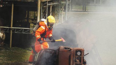 İtfaiyeciler dumanla savaşırken yangın hortumu kimyasal köpük püskürtme motoru kullanır. İtfaiyeci kurtarma eğitimi yangın söndürücüde. İtfaiyeciler korunmak için sıkı şapka, güvenlik üniforması giyerler.