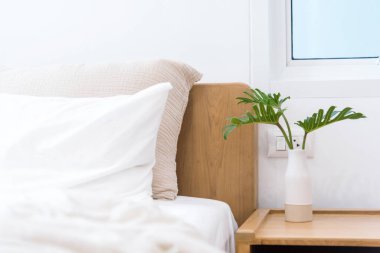 Arka plandaki bulanık yatak odası. İç dekorasyon odasında. Temiz, yumuşak yatak stili dekorasyon. Fotokopi odası olan yatakhane. Modern apartman beyaz ışık moda. Bulanık arkaplan içeride odaklanmış.