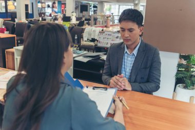 Eleman avcısı ve başvuru sahibi ile iş görüşmesi. İnsan Kaynakları Yöneticisi ile röportaj yapan HR başvuru sahipleri, iş yerindeki kendine güvenen adaylarla görüşerek CV özgeçmişlerini verdiler